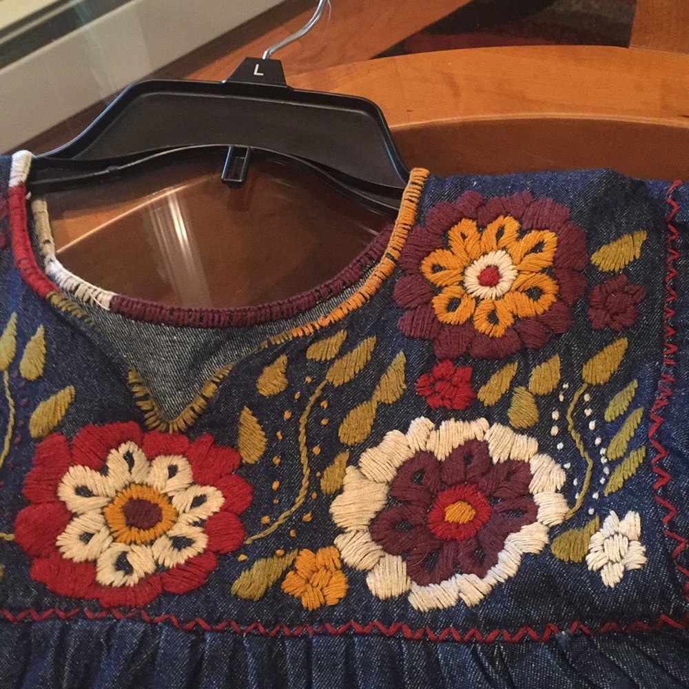 🌺 Beautiful embroidered denim baby doll top - Picture 7 of 8
